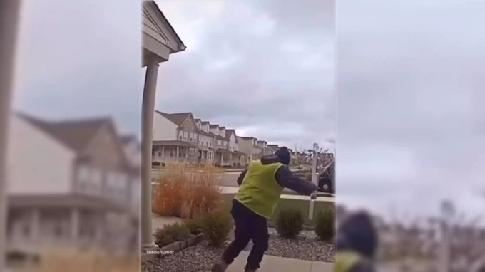 Eine Frau hinterlässt Snacks für Feiertags-Postbote Viral Video