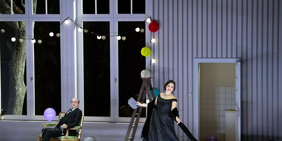 Christof Loy insenziert am Opernhaus Zürich «Don Pasquale» von Gaetano Donizetti mit Johnannes Martin Kränzle als Don Pasquale (links) und Julie Fuchs als Norina (rechts).