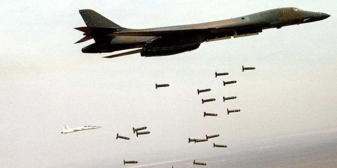US-Flugzeug wirft Bomben über Afghanistan ab. Afghanistan