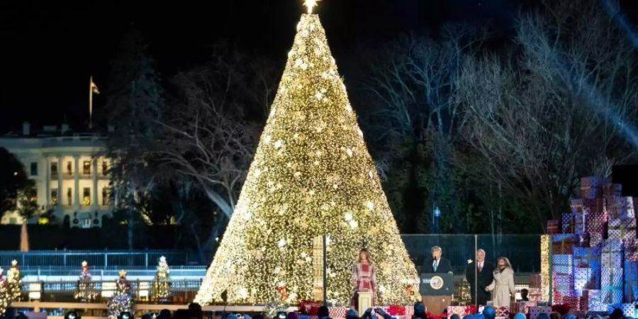 US-Präsident Donald Trump und First-Lady Melania Trump schalten die Beleuchtung des «Nationalen Weihnachtsbaum» ein. Foto: White House/ZUMA Wire/ZUMAPRESS.com