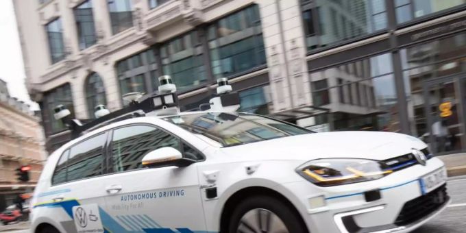 Ein Elektro-Golf, bestückt mit Laserscannern, Kameras, Ultraschallsensoren und Radar für vollautomatisches Fahren, ist bei einer Testfahrt in der Innenstadt unterwegs. Foto: Christian Charisius/dpa Ein Elektro-Golf, bestückt mit Laserscannern, Kameras, Ultraschallsensoren und Radar für vollautomatisches Fahren, ist bei einer Testfahrt in der Innenstadt unterwegs. Foto: Christian Charisius/dpa