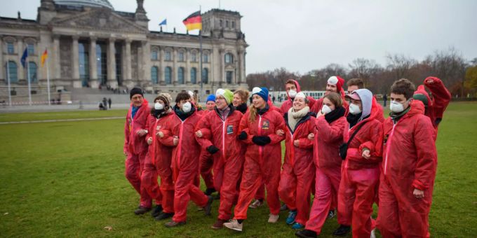 Aktivisten des Anti-Kohle-Aktionsbündnis proben vor dem Reichstagsgebäude. bundestag
