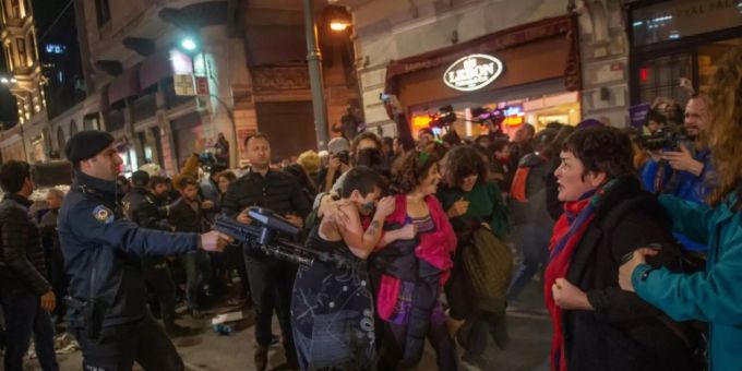 Polizeieinsatz bei Frauen-Protest in Istanbul Polizeieinsatz bei Frauen-Protest in Istanbul