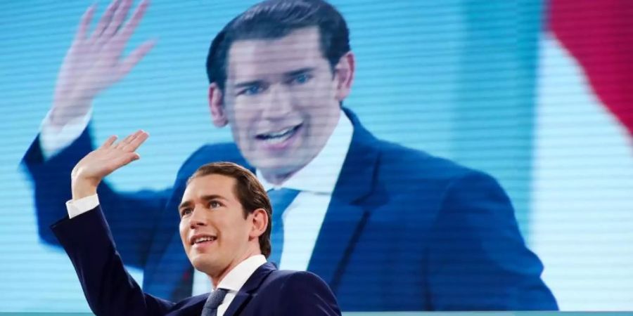 ÖVP-Chef Sebastian Kurz winkt seinen Anhängern zu. Foto: Matthias Schrader/AP