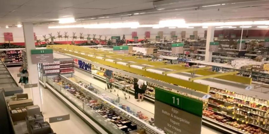 Ein Supermarkt der neuseeländischen Countdown-Kette mit gedimmtem Licht. Foto: Christoph Sator/dpa