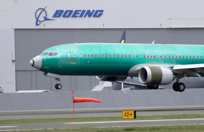 Boeing Produktionsstopp: Eine Boeing 737 MAX 8 landet nach einem Testflug auf dem Boeing Field. Boeing Produktionsstopp