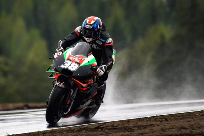 Was für Bradley Smith spricht: Er kennt sowohl die Aprilia als auch die MotoGP. Bradley Smith Aprilia MotoGP