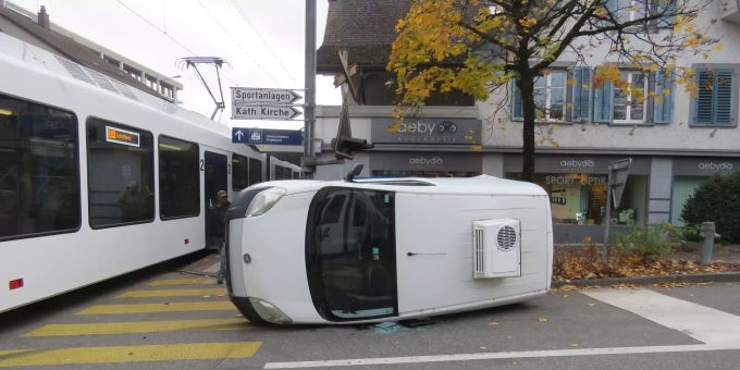 Beim Abbiegen übersah ein Automobilist in Oberentfelden AG den herannahenden Zug. Dieser prallte folglich seitlich in das Auto. oberentfelden unfall
