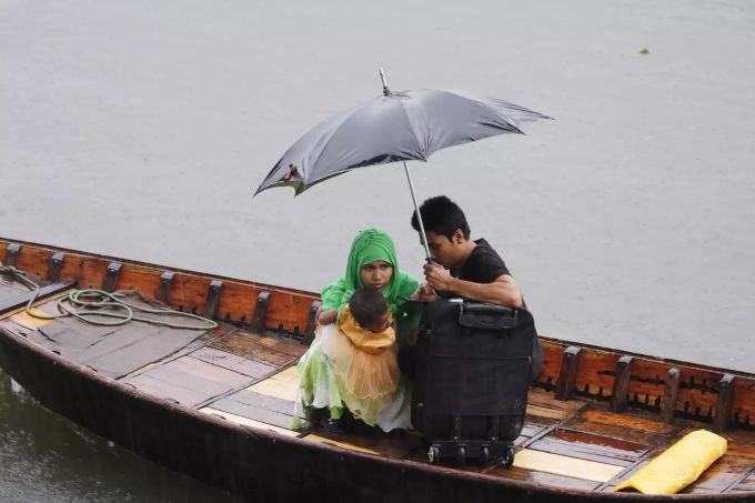 Passagiere überqueren den Buriganga-Fluss in Dhaka, Bangladesch. Bangladesch