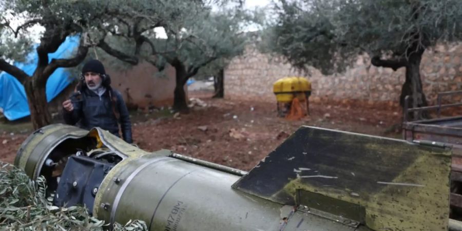 Überreste einer Rakete in Sarmin