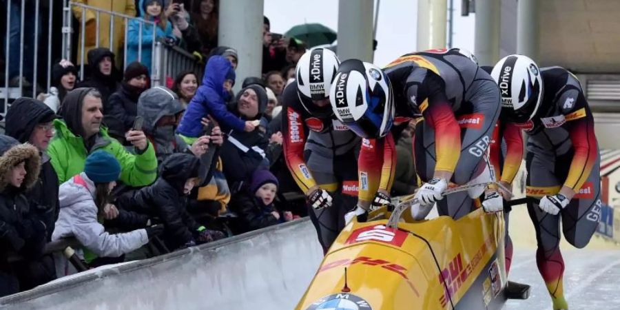 Erster Saisonsieg im neuen Viererbob für Francesco Friedrich (v.). Foto: Caroline Seidel/dpa