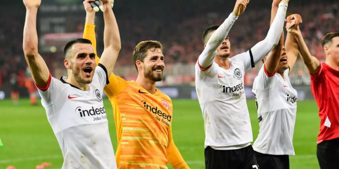 Filip Kostic (l-r), Torhüter Kevin Trapp, Andre Silva und Timothy Chandler von Eintracht Frankfurt beim Schlussjubel. 1. FC Union Berlin - Eintracht Frankfurt