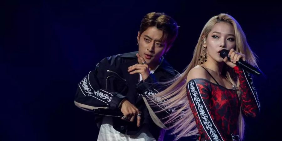 Die Mitglieder der Band Kard, J.Seph und Jeon Somin beim «Finger Heart Festival» in Mannheim. Foto: Sebastian Gollnow