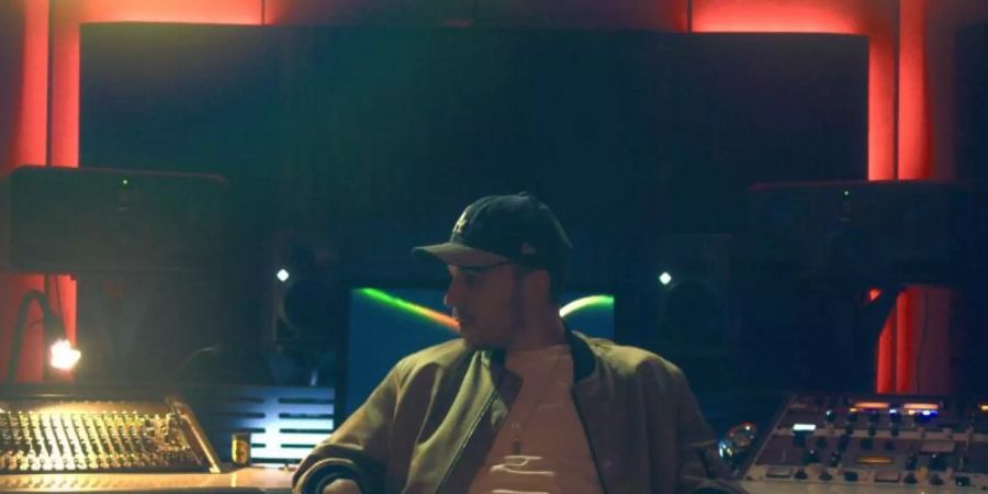 Edin Hasanovic als Musikproduzent Jinn in einer Szene der Serie "Skylines". Foto: Netflix/dpa