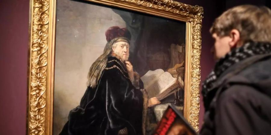 "Der Gelehrte im Studierzimmer" von Rembrandt im Wallraf-Richartz-Museum. Foto: Oliver Berg/dpa