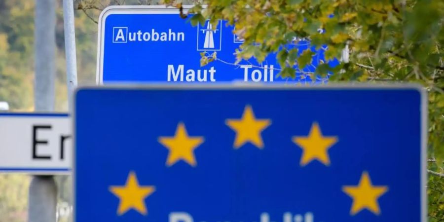 Ein Schild weist an der Autobahn bei Kufstein in Tirol auf die in Österreich geltende Maut hin. Foto: Matthias Balk/dpa