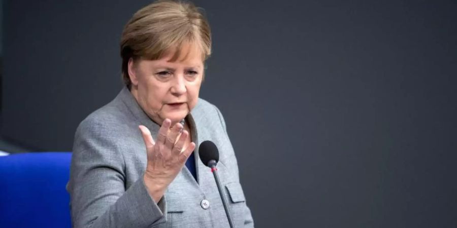 Kanzlerin Merkel spricht während der Regierungsbefragung im Bundestag. Foto: Bernd von Jutrczenka/dpa