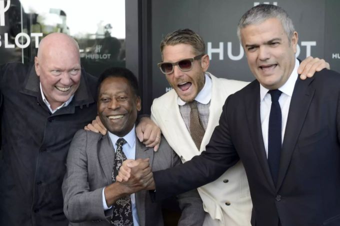 Von links nach rechts: Jean-Claude Biver, Präsident von Hublot, die brasilianische Fussball-Legende Pele, der italienische Geschäftsmann und Enkel von Fiat Lapo Elkann und Ricardo Guadalupe, CEO von Hublot, bei der Einweihungsfeier einer Erweiterung der Manufaktur des Schweizer Uhrenherstellers Hublot 2015. lapo elkann