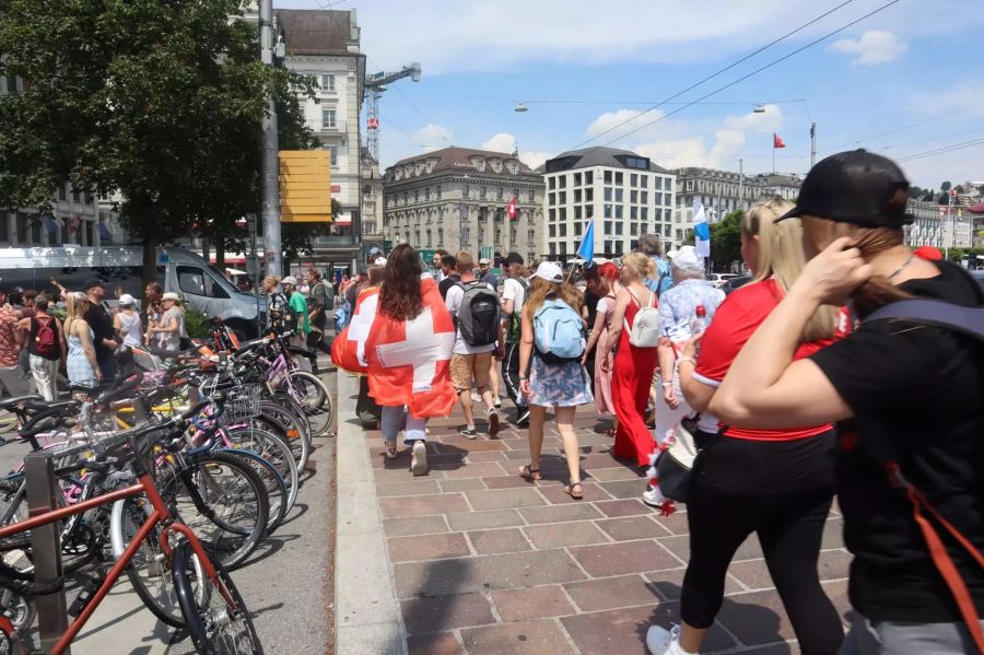 Gemeinsam maschieren die Skeptiker in die Innenstadt von Luzern.