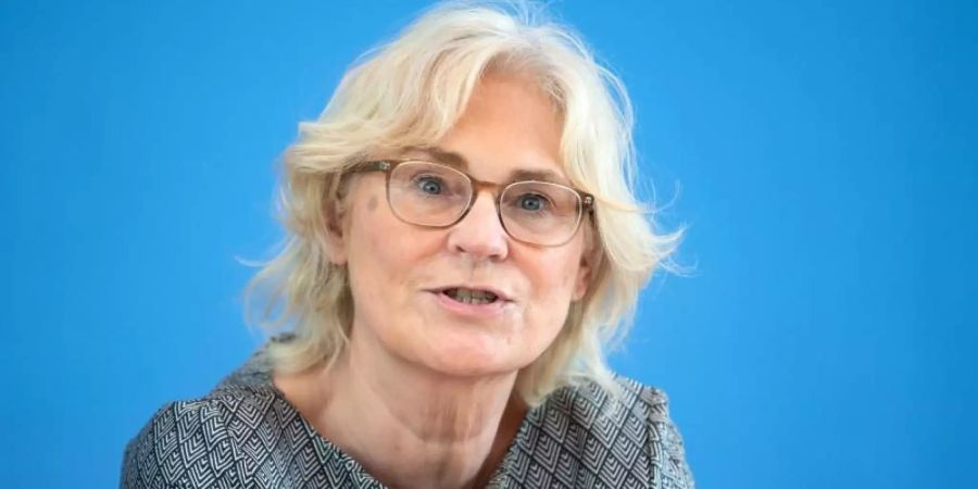 Justizministerin Lambrecht fordert von den Ländern, die Verhältnismässigkeit der Maskenpflicht zu prüfen. Foto: Bernd von Jutrczenka/dpa
