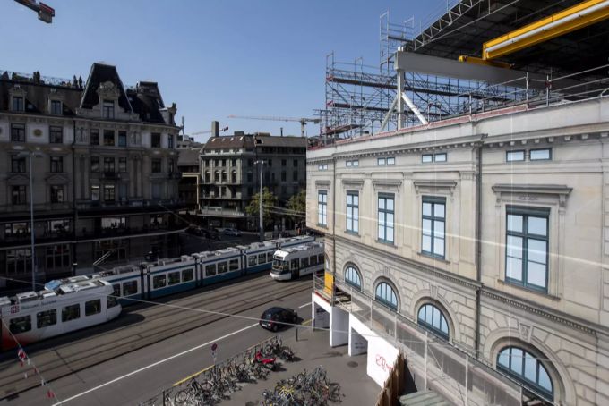 Oberirdisch und von beiden Seiten offen: In der oberirdischen Halle am HB in Zürich ist die Maskenpflicht gefallen. zürich coronavirus