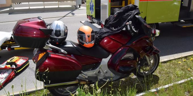Auffahrkollision von zwei Motorrädern in Urnäsch.