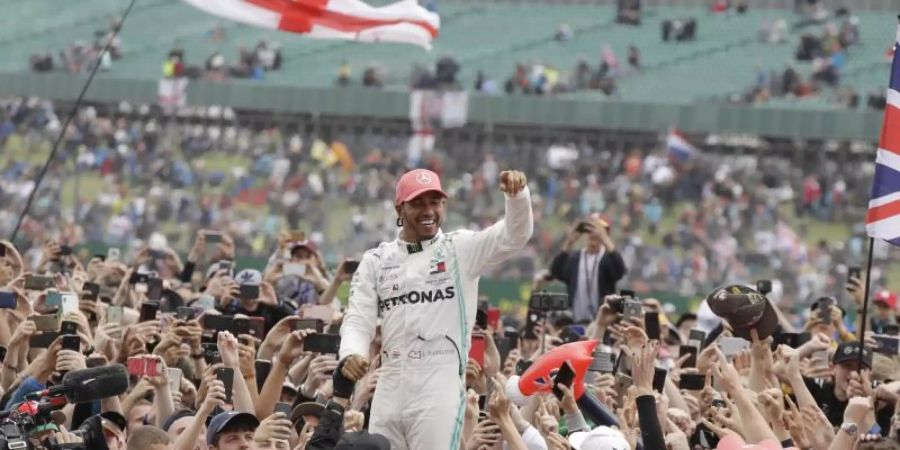 Lewis Hamilton geniesst in Silverstone das Bad in der Menge. Foto: Luca Bruno/AP/dpa/Archiv