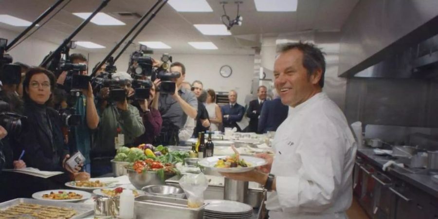 Der österreichische Star-Koch Wolfgang Puck arbeitet hinter Hollywoods Kulissen. Foto: Disney+/dpa