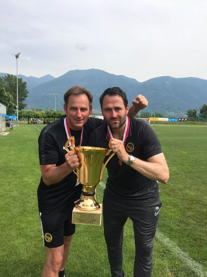 André Niederhäuser, Trainer U-18 von YB, und Assistent Bruno Bielesch (links) mit dem Meister-Kübel. yb