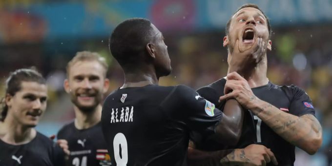 David Alaba hält Marko Arnautovic den Mund zu. Euro 2020