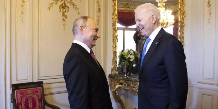 Wladimir Putin (l), Präsident von Russland, und Joe Biden, Präsident der USA, lachen nach ihrer Ankunft zu einem Treffen in der "Villa la Grange". Foto: Peter Klaunzer/KEYSTONE/dpa