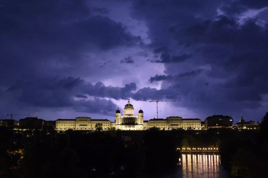 Ein Gewitter zieht über die Bundeshauptstadt Bern. (Archivbild)