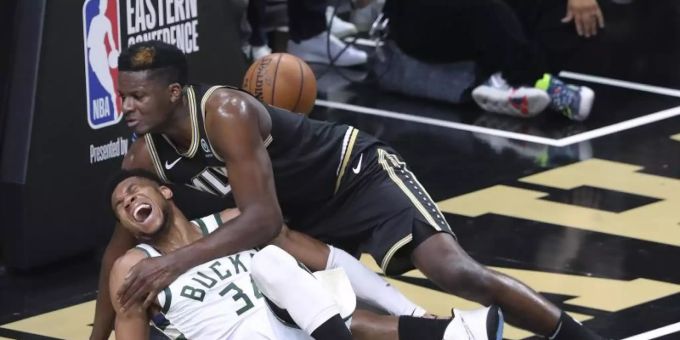 Atlanta Hawks-Center Clint Capela und Milwaukee Bucks-Forward Giannis Antetokounmpo fallen zu Boden. Foto: Curtis Compton/Atlanta Journal-Constitution/AP/dpa Atlanta Hawks-Center Clint Capela und Milwaukee Bucks-Forward Giannis Antetokounmpo fallen zu Boden. Foto: Curtis Compton/Atlanta Journal-Constitution/AP/dpa