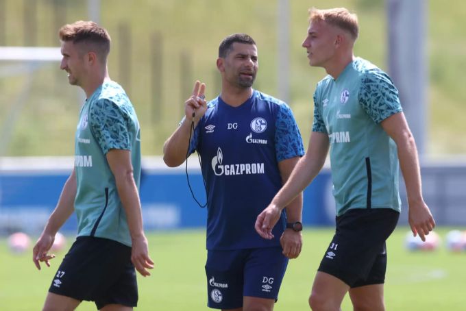 Aktuell bereitet Trainer Grammozis sein Team auf den Saisonstart vor. Grammozis Schalke
