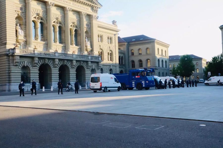 Die Polizei hat das Bundeshaus abgeriegelt.