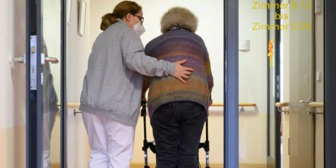 Heimbewohnerin und Pflegerin Heimbewohnerin und Pflegerin