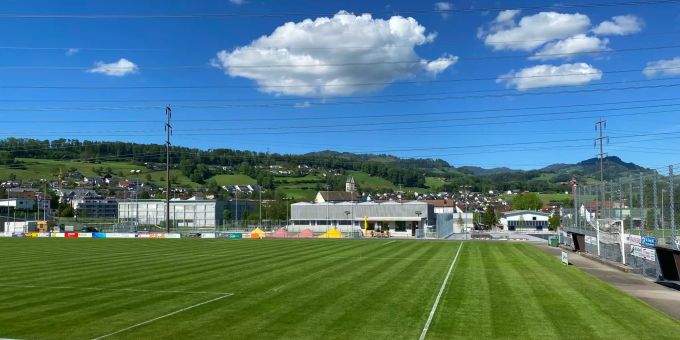 Bau Endphase: Sportplatz Sportanlagen in Eschenbach (SG) mit neuer Dreifachturnhalle im Hintergrund. Bau Endphase: Sportplatz Sportanlagen in Eschenbach (SG) mit neuer Dreifachturnhalle im Hintergrund.