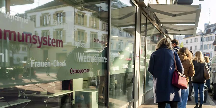 Warteschlange vor einem Labor in Basel, das Corona-Tests anbietet. (Archivbild)