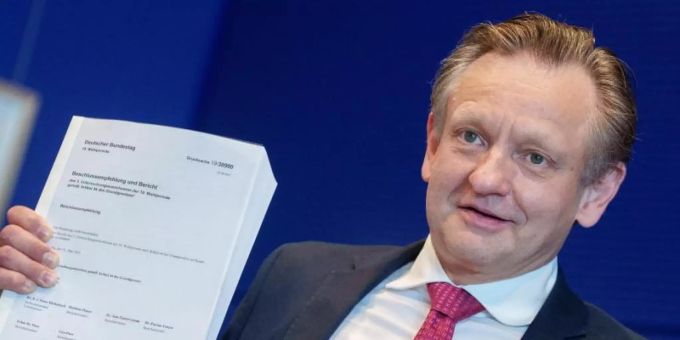 Der Ausschussvorsitzende Kay Gottschalk (AfD) zeigt den Abschlussbericht des Wirecard-Untersuchungsausschusses. Foto: Kay Nietfeld/dpa Der Ausschussvorsitzende Kay Gottschalk (AfD) zeigt den Abschlussbericht des Wirecard-Untersuchungsausschusses. Foto: Kay Nietfeld/dpa