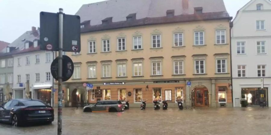 Wasser hat nach starkem Regen die Innenstadt von Landshut überflutet. Foto: Claudia Hagn/dpa