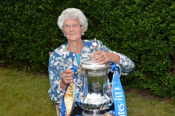 Margaret Angell hält stolz die Trophäe des FA-Cups in ihren Händen. Margaret Angell leicester city