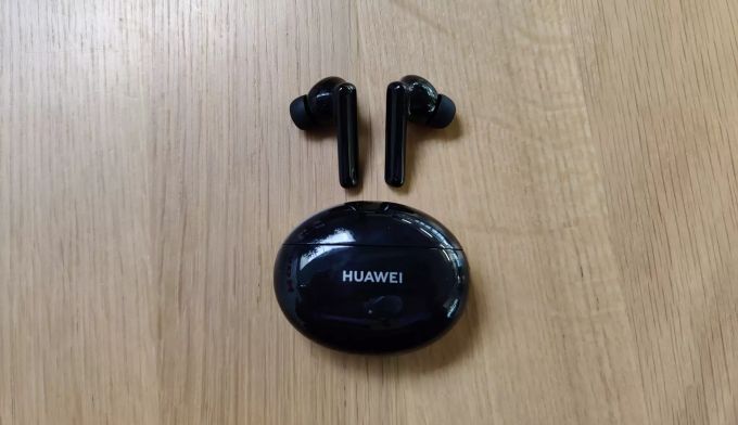 Die Kopfhörer neben der Hülle. Huawei FreeBuds 4i