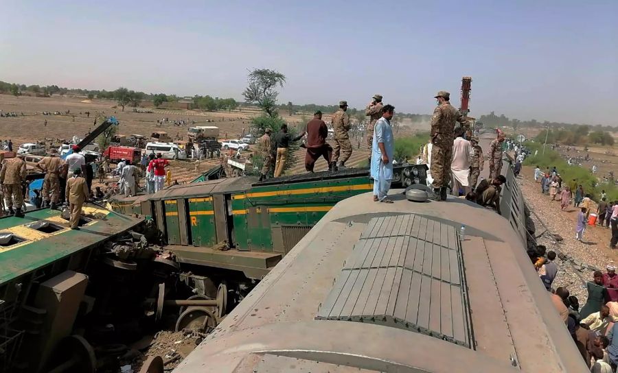 Truppen der pakistanischen Armee und Rettungskräfte sind am Ort der Zugkollision im Einsatz. Zwei Züge kollidierten im Süden Pakistans. Foto: Uncredited/Inter Services Public Relations/AP