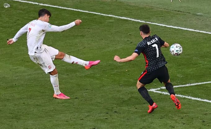Alavaro Morata schiesst Spanien mit seinem 4:3 in den Viertelfinal der Euro 2020. Euro 2020