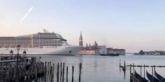 Das Kreuzfahrtschiff MSC Orchestra fährt den Giudecca-Kanal hinunter. (Archivbild) Venedig