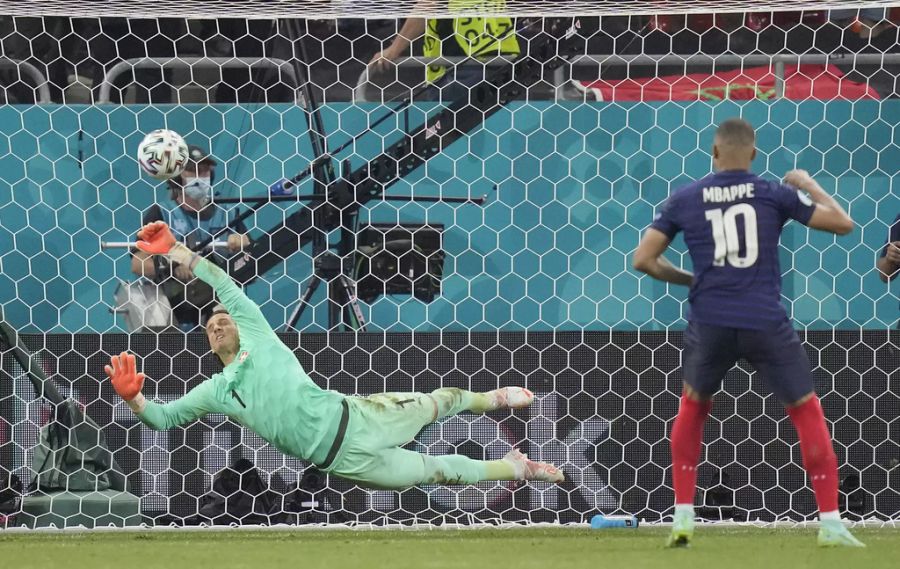 Hier verschiesst Kylian Mbappé den entscheidenden Penalty gegen Yann Sommer.