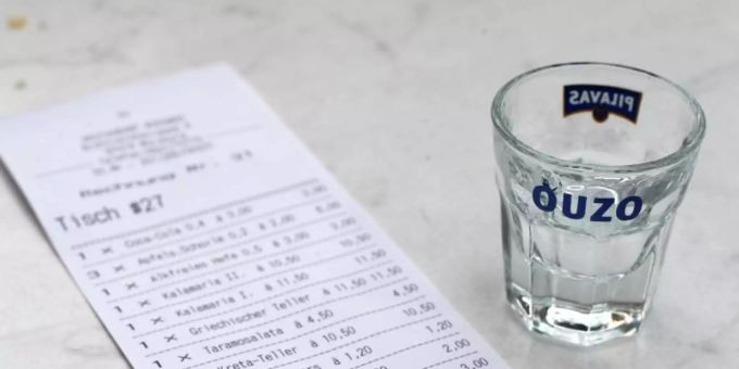 Ein Gratisgetränk kann das Trinkgeld erhöhen. Foto: picture alliance / dpa gratisgetränk
