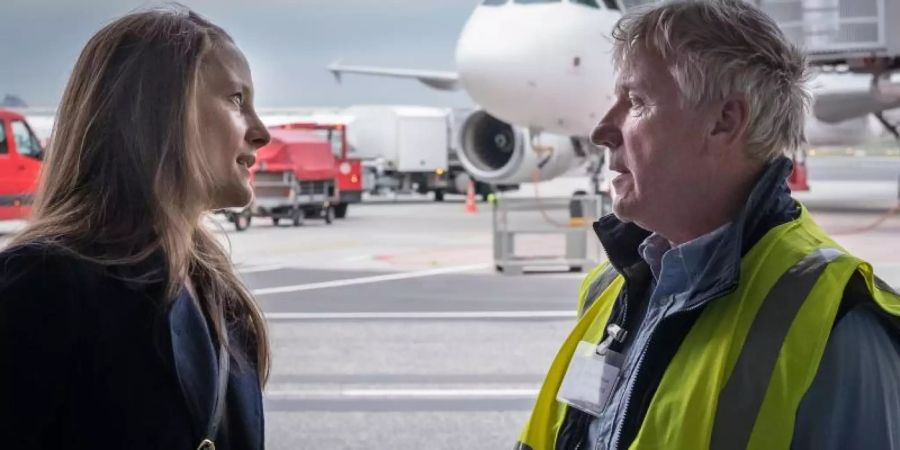 Marion (Anne Ratte-Polle) trifft auf dem Flughafen auf Mark (Jörg Schüttauf). Foto: -/X-Verleih