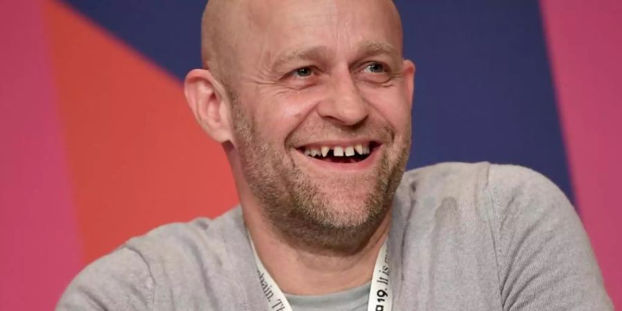 Jürgen Vogel bekommt den Emder Schauspielpreis verliehen. Foto: Britta Pedersen