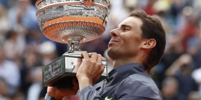French-Open-Sieger Rafael Nadal stemmt in Paris seinen Pokal. Foto: Christophe Ena/AP French-Open-Sieger Rafael Nadal stemmt in Paris seinen Pokal. Foto: Christophe Ena/AP
